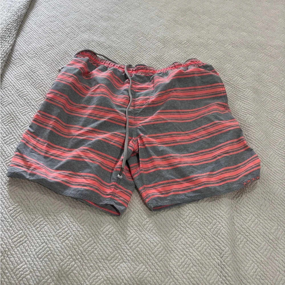 True Grit Men’s Gray & Coral Striped Athletic Shorts